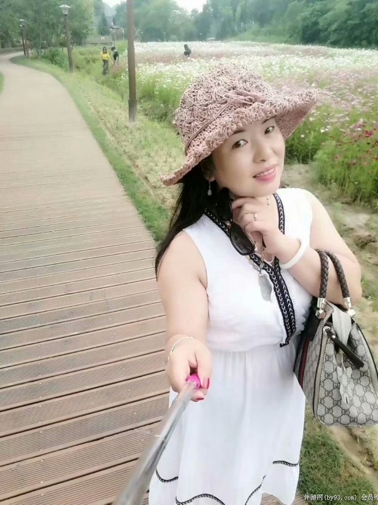 洿